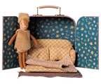 Faon dans sa valisette, petite soeur